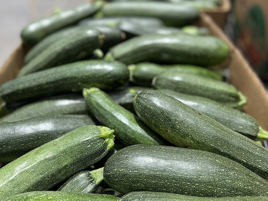 Caisses de courgettes prêtes à partir en livraison